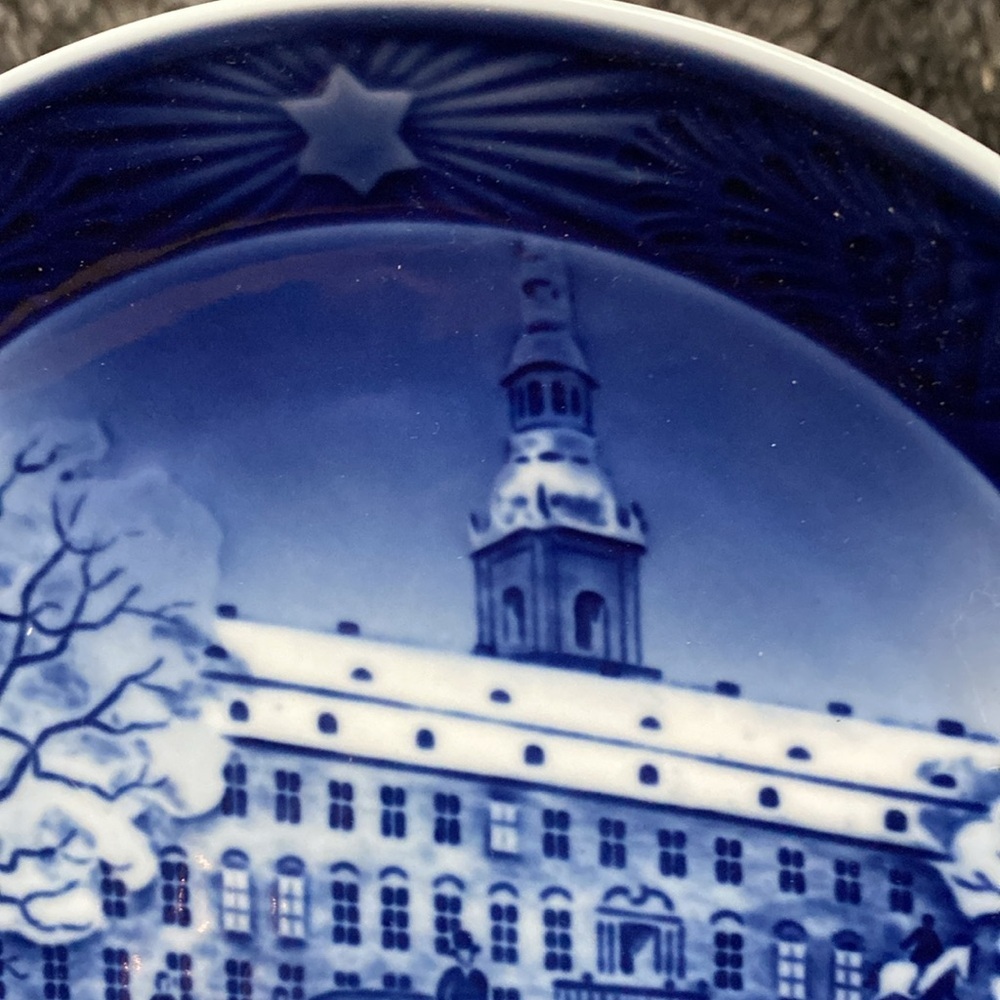 Royal Copenhagen 1992 Queen's Carriage Year Plate - Picture 4 of 16